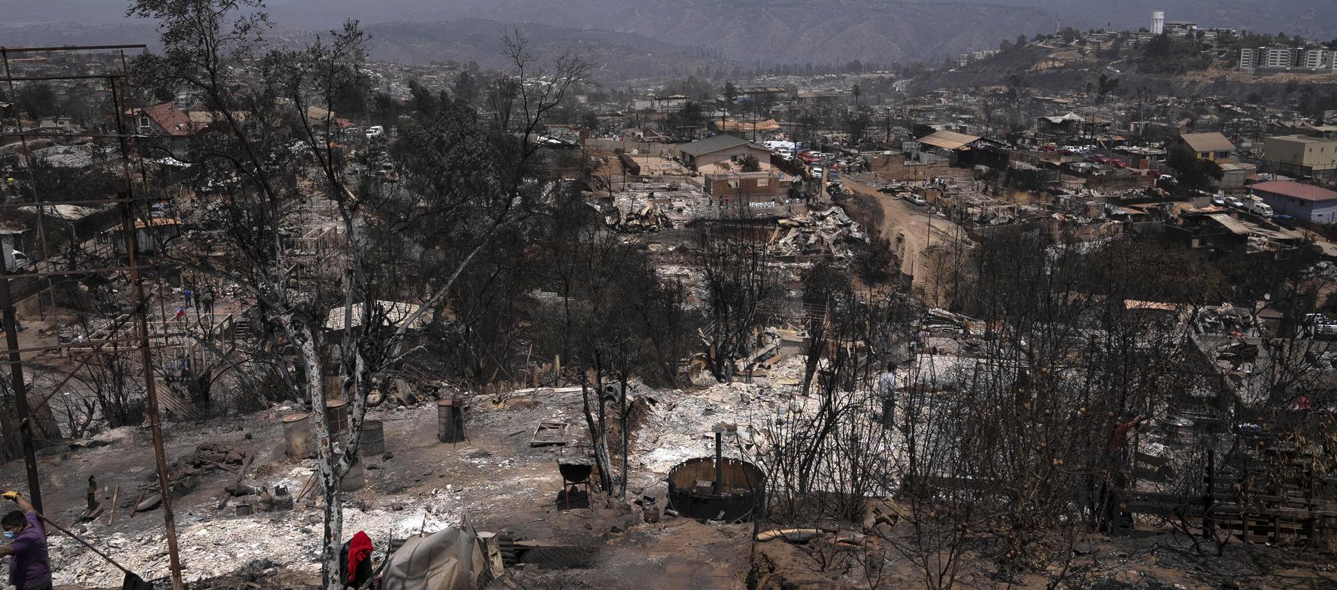 Fotografía que muestra este lunes en el sector de Achupallas, afectado por incendios forestales de Viña del Mar