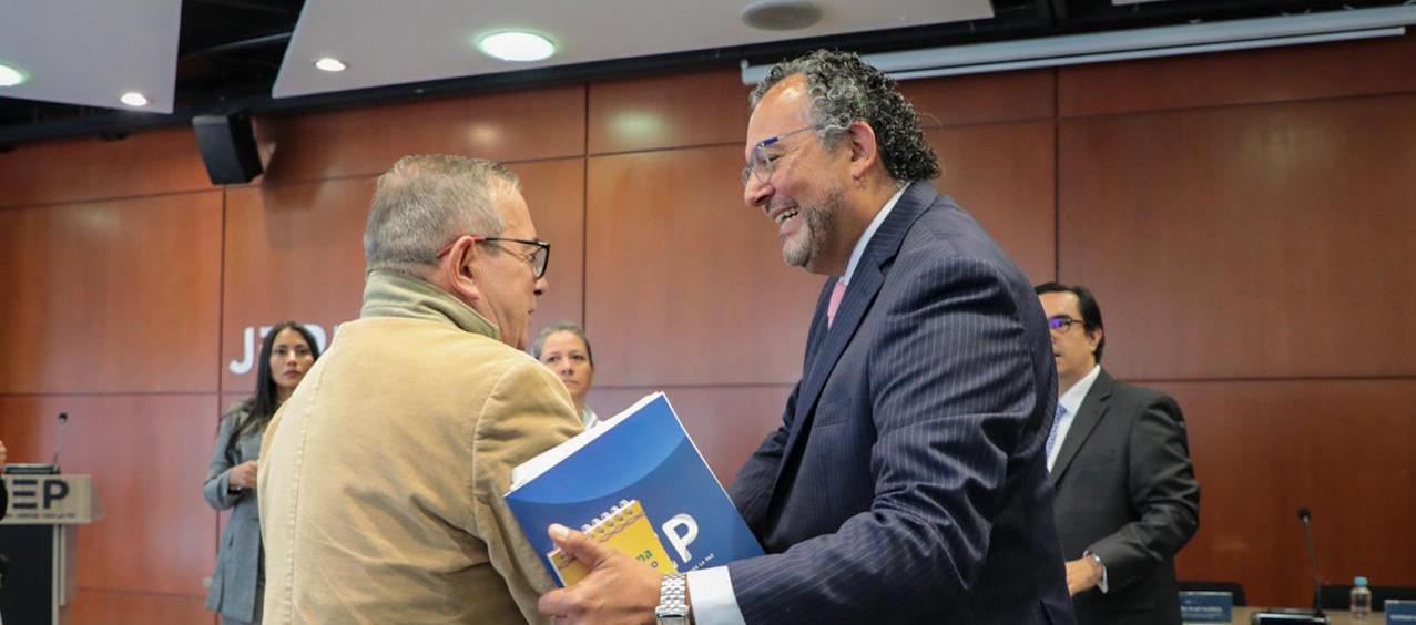 El exjefe de las FARC, Rodrigo Londoño, y el presidente de la JEP, Roberto Carlos Vidal. 