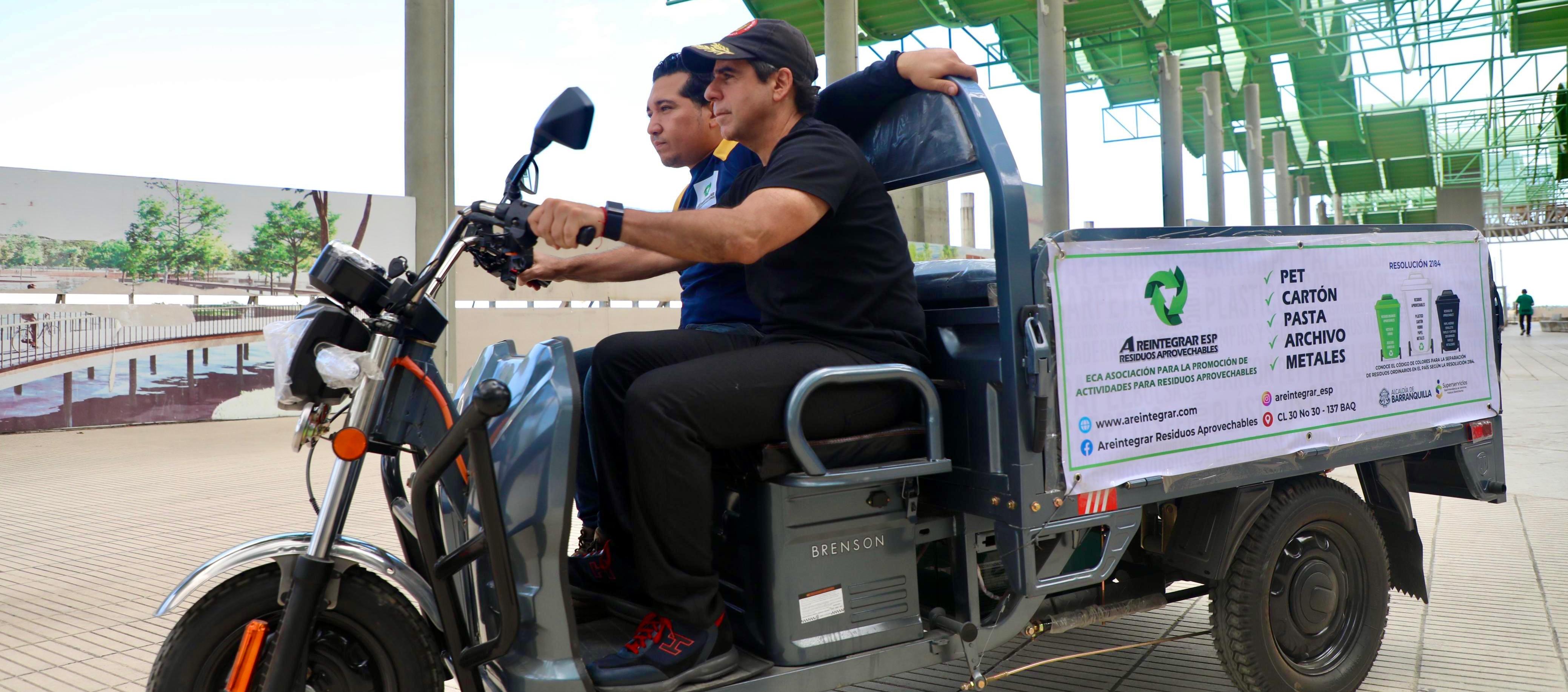 El alcalde Alex Char a bordo de los vehículos entregados a los recicladores. 