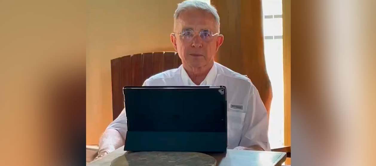 El expresidente Álvaro Uribe en el video que compartió en sus redes