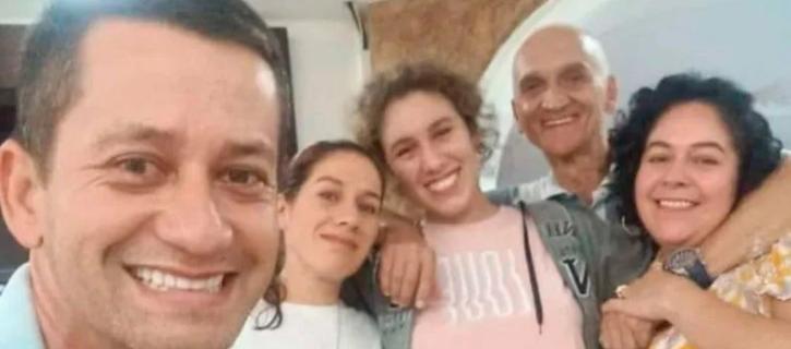 Ana Valentina Verge, tercera, rodeada por sus familiares