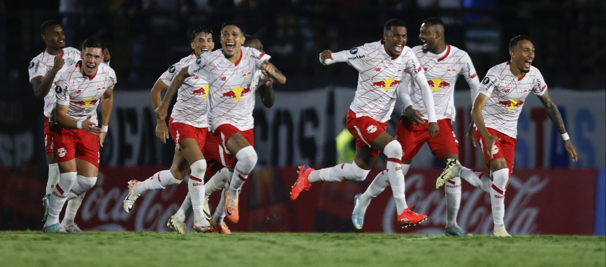 Celebración de los jugadores de Bragantino tras eliminar por penales a Águilas Doradas. 
