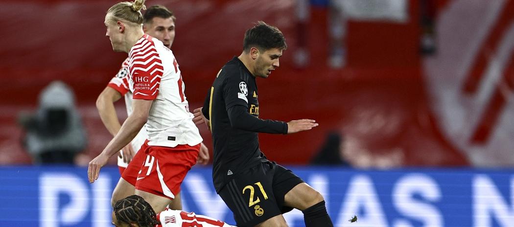 Brahin Díaz intenta escapar de la marca de varios jugadores del Leipzig. 