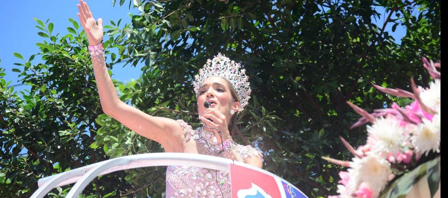 Melissa Cure, desde su carroza, animó al público asistente a la Vía 40.