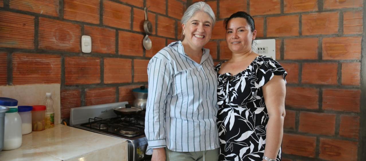 La MinVivienda Catalina Velasco con una beneficiaria de vivienda rural en la vereda El Boquerón, en zona rural de San José del Guaviare