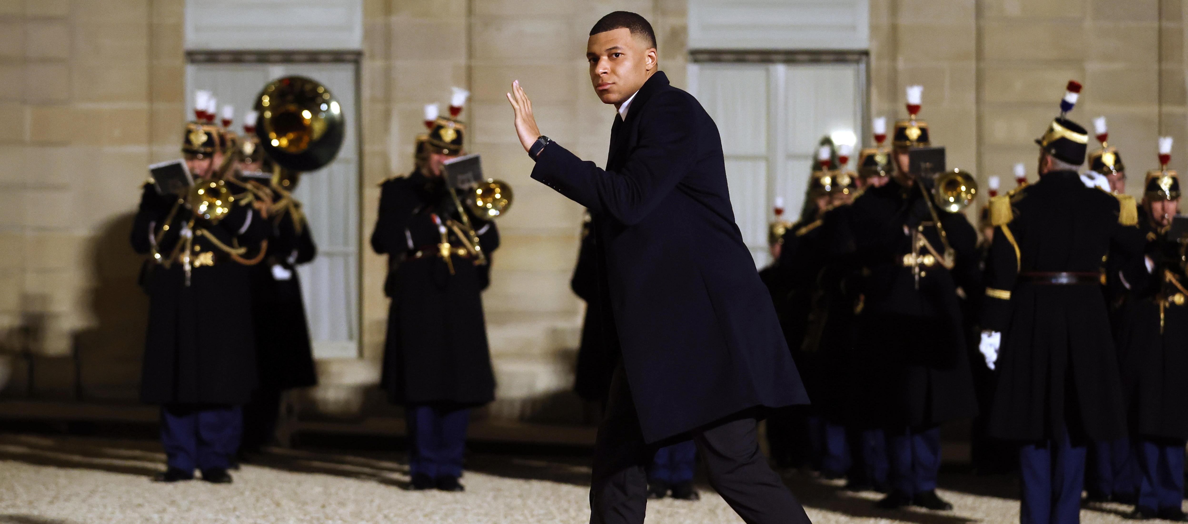 El futbolista Kylian Mbappé a su llegada a la cena con el emir de Catar.