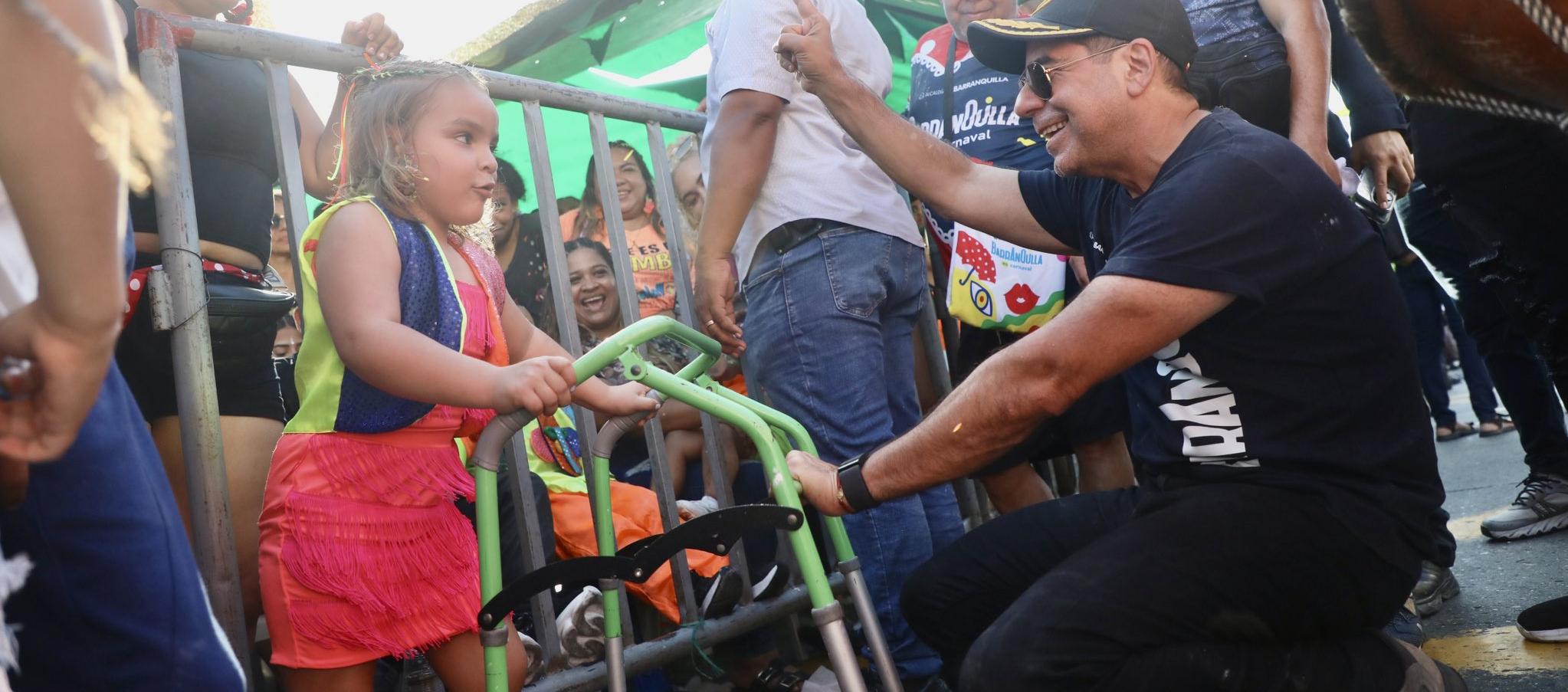 Sarita Lara, la pequeña carnavalera, junto al alcalde Alex Char