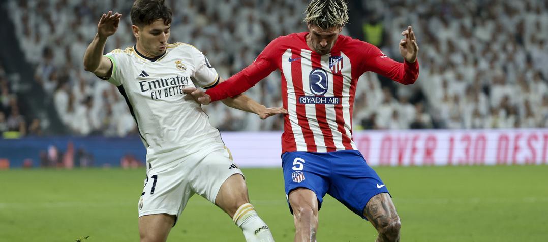 Brahim Díaz, autor del gol del Real Madrid, disputa el balón con Rodrigo De Paul. 