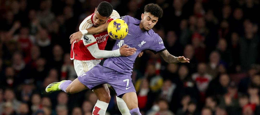 Luis Díaz disputa la pelota con William Saliba, del Arsenal. 