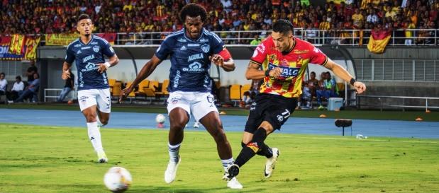 Didier Moreno intenta cortar un avance de Alejandro Piedrahita.