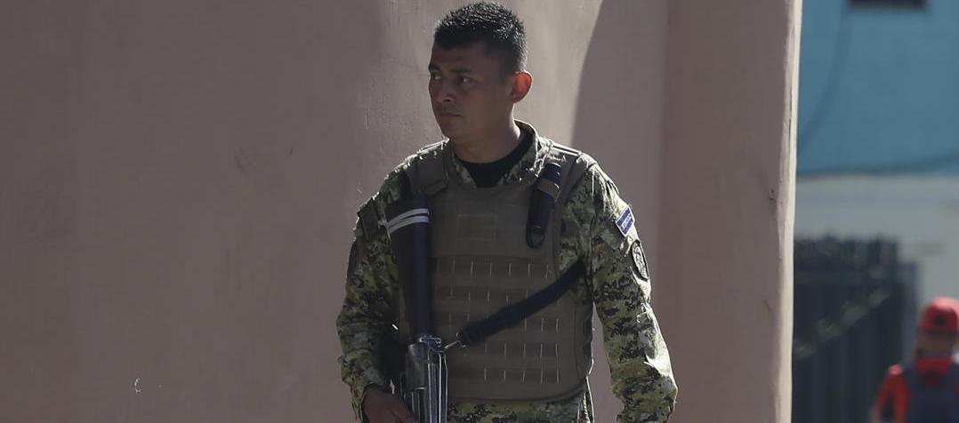 Militares vigilan las calles en San Salvador en víspera de las elecciones a la Presidencia