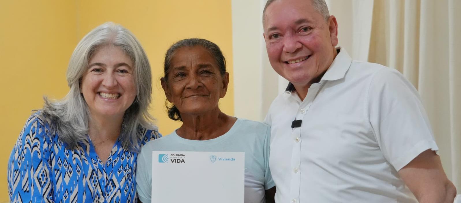 La Ministra Catalina Velasco entregó título de propiedad a Rubiela González, de Ciénaga, uno de los 792 beneficiados.