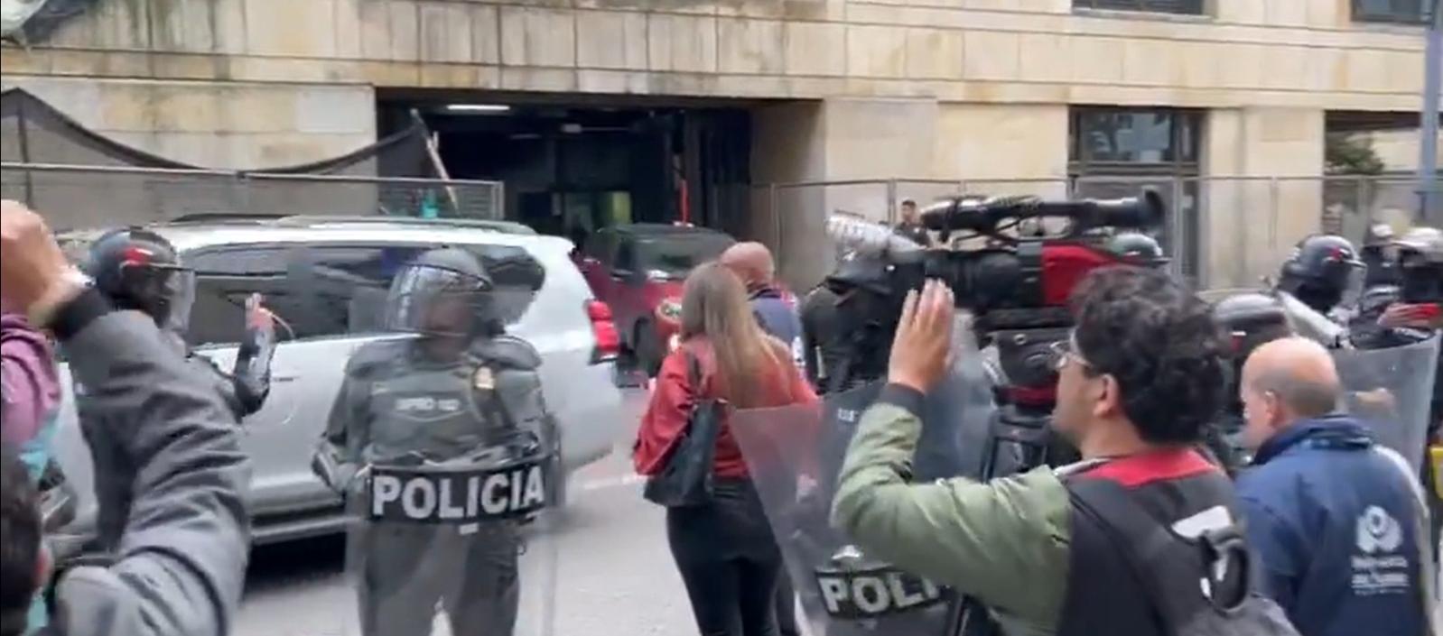 Los magistrados salieron en sus vehículos escoltados por la Policía