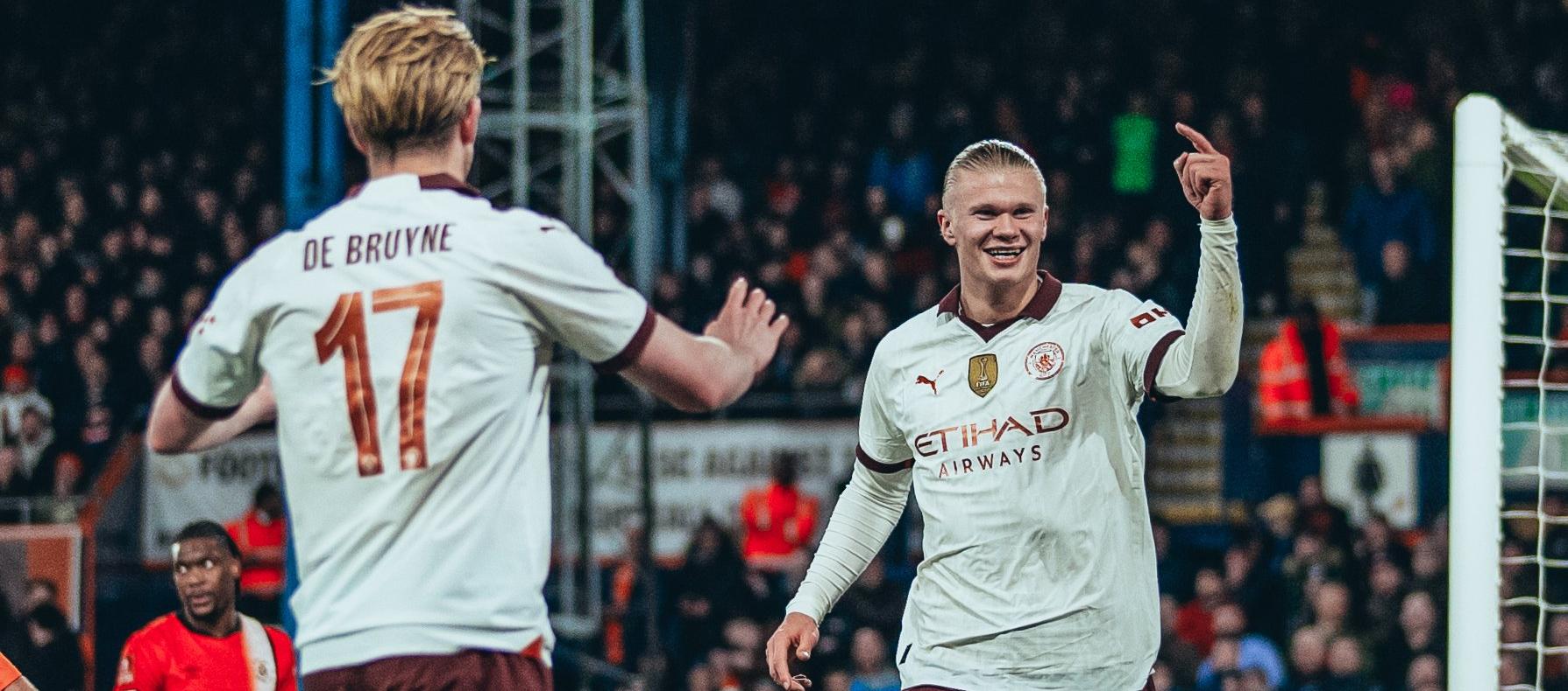 Erling Haaland festeja uno de sus goles con Kevin de Bruyne. 