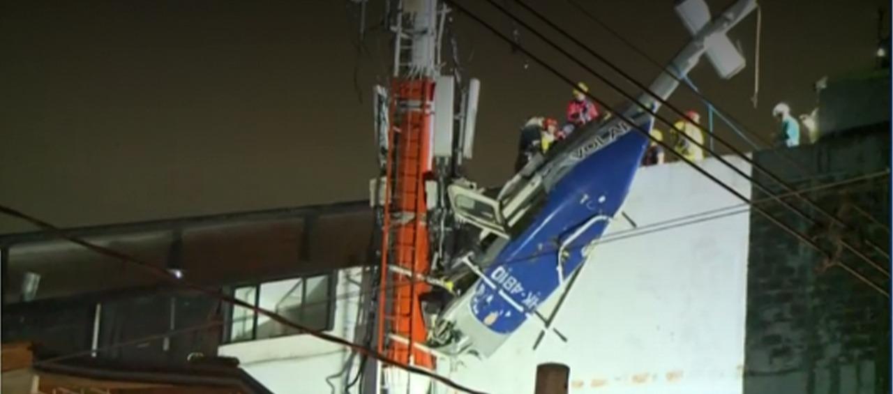Colgado de un edificio quedó el helicóptero en el que sobrevivieron sus seis ocupantes