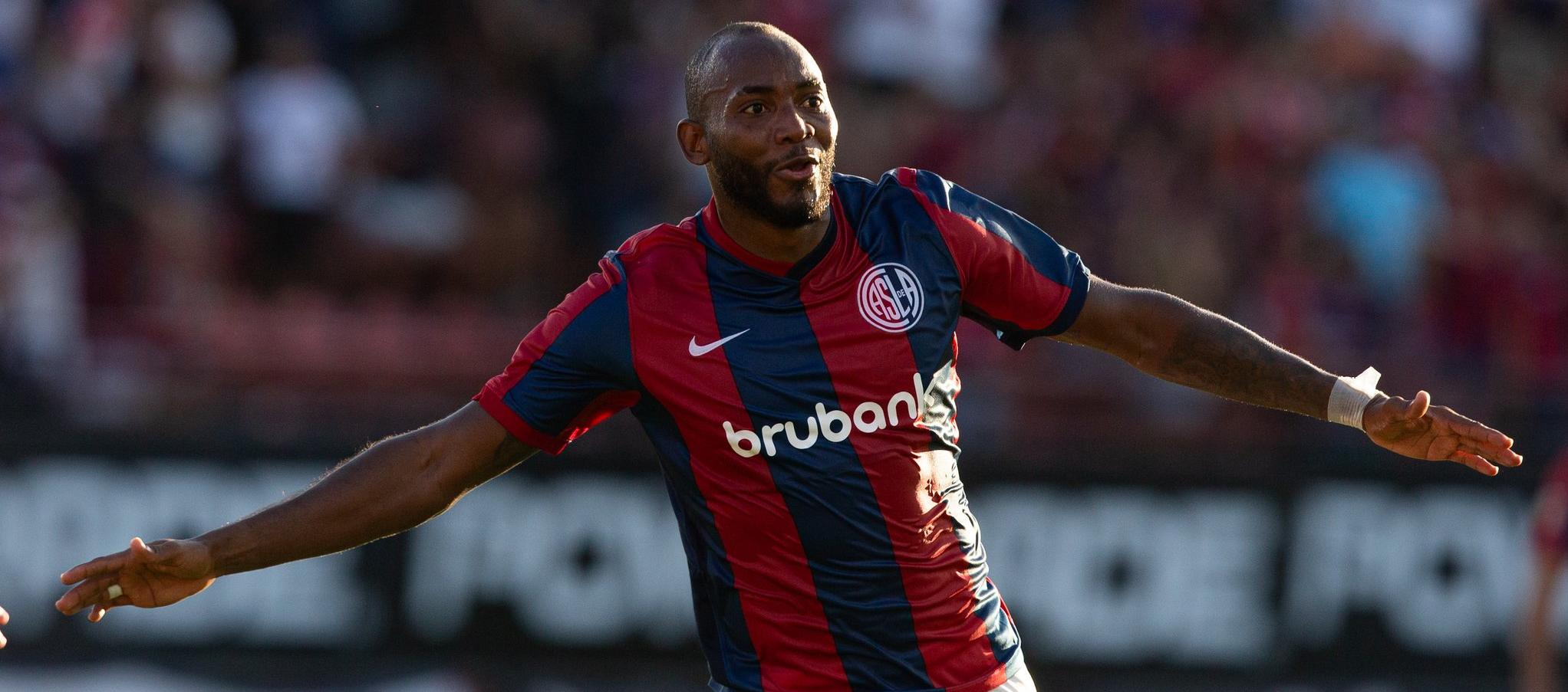 Diego Herazo celebra tras marcarle gol a Tigre. 
