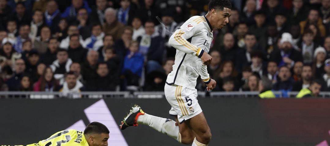 Jude Bellingham elude al portero Gazzaniga para anotar el segundo gol del Real Madrid. 