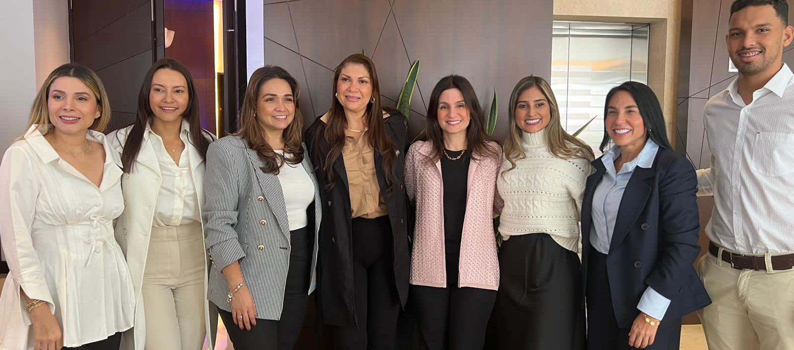 La primera dama del Distrito, Katia Nule, con otras gestoras sociales convocadas por Asocapitales