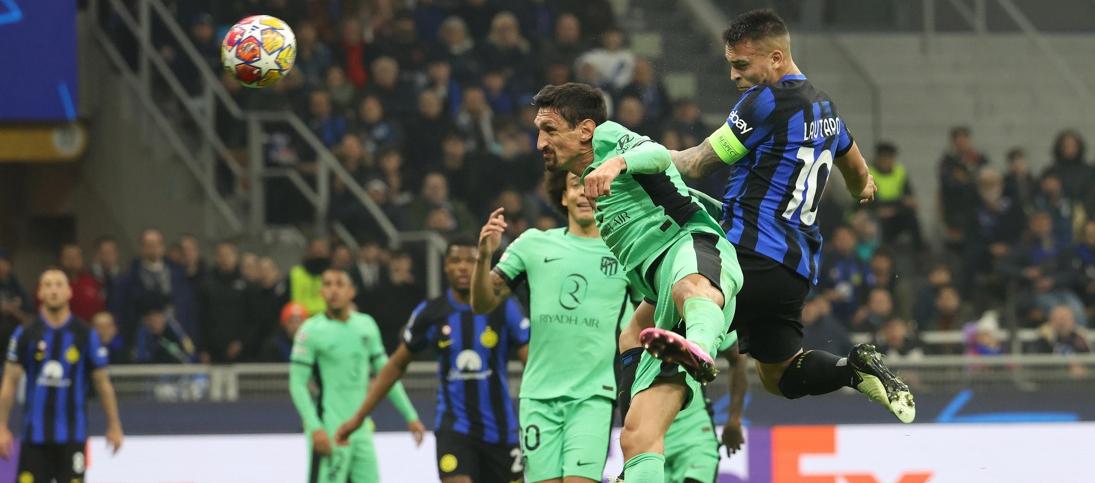 El argentino Lautaro Martinez cabecea por encima de la marca de Stefan Savic.