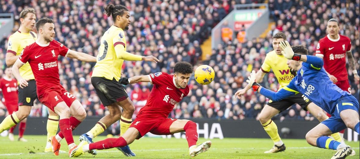 Luis Díaz marca el segundo gol del Liverpool ante el Burnley. 
