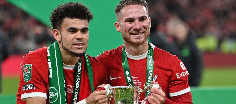 Luis Díaz porta el trofeo con el argentino Alexis McAllister.