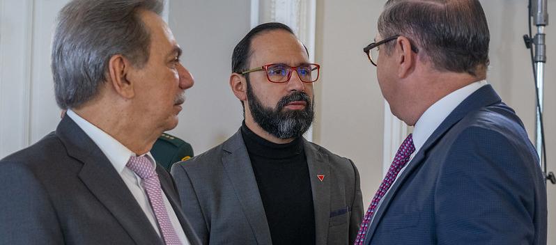 El ministro de Minas, Andrés Camacho, en la reunión con la Bancada Caribe, habla con el congresista atlanticense Armando Zabaraín