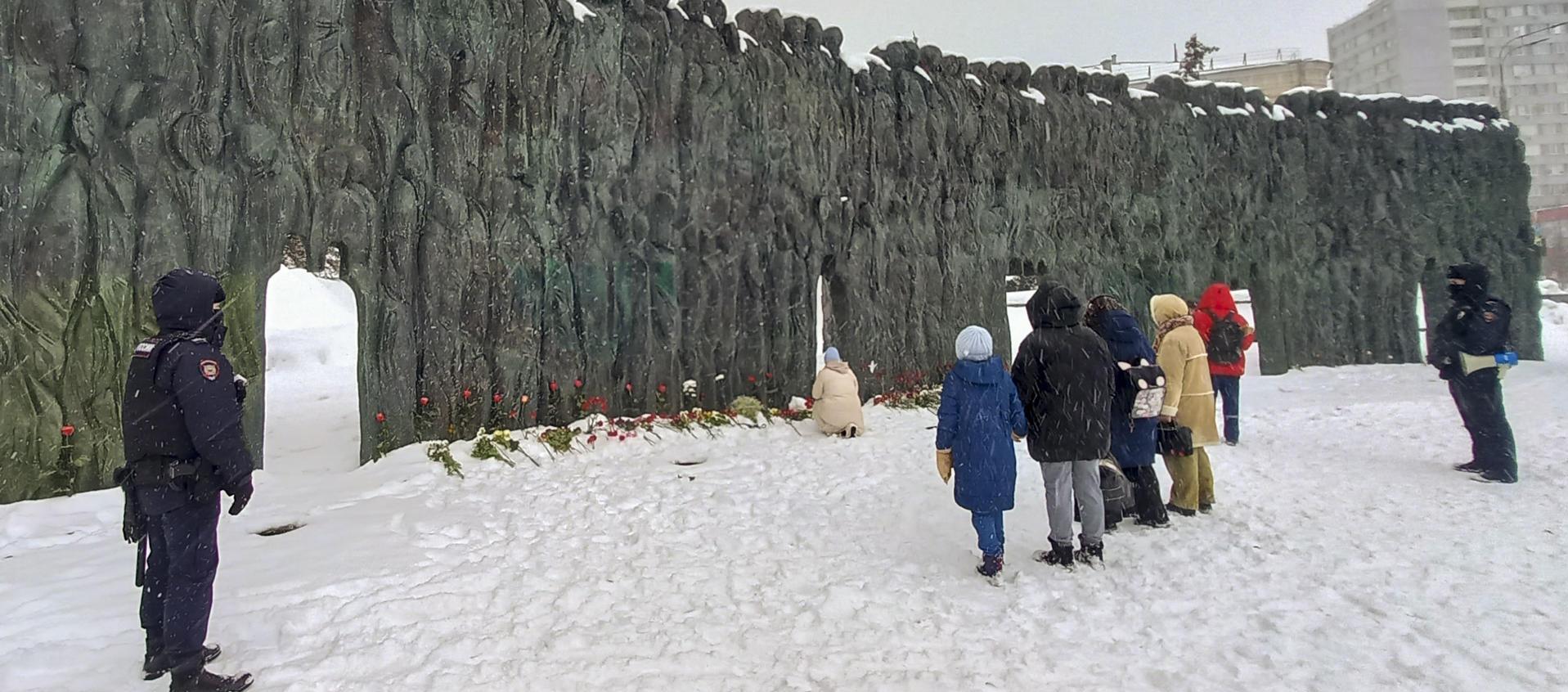 Ciudadanos depositaron ramos de flores y velas en el Muro del Dolor en Moscú por el fallecido líder opositor ruso, Alexéi Navalni