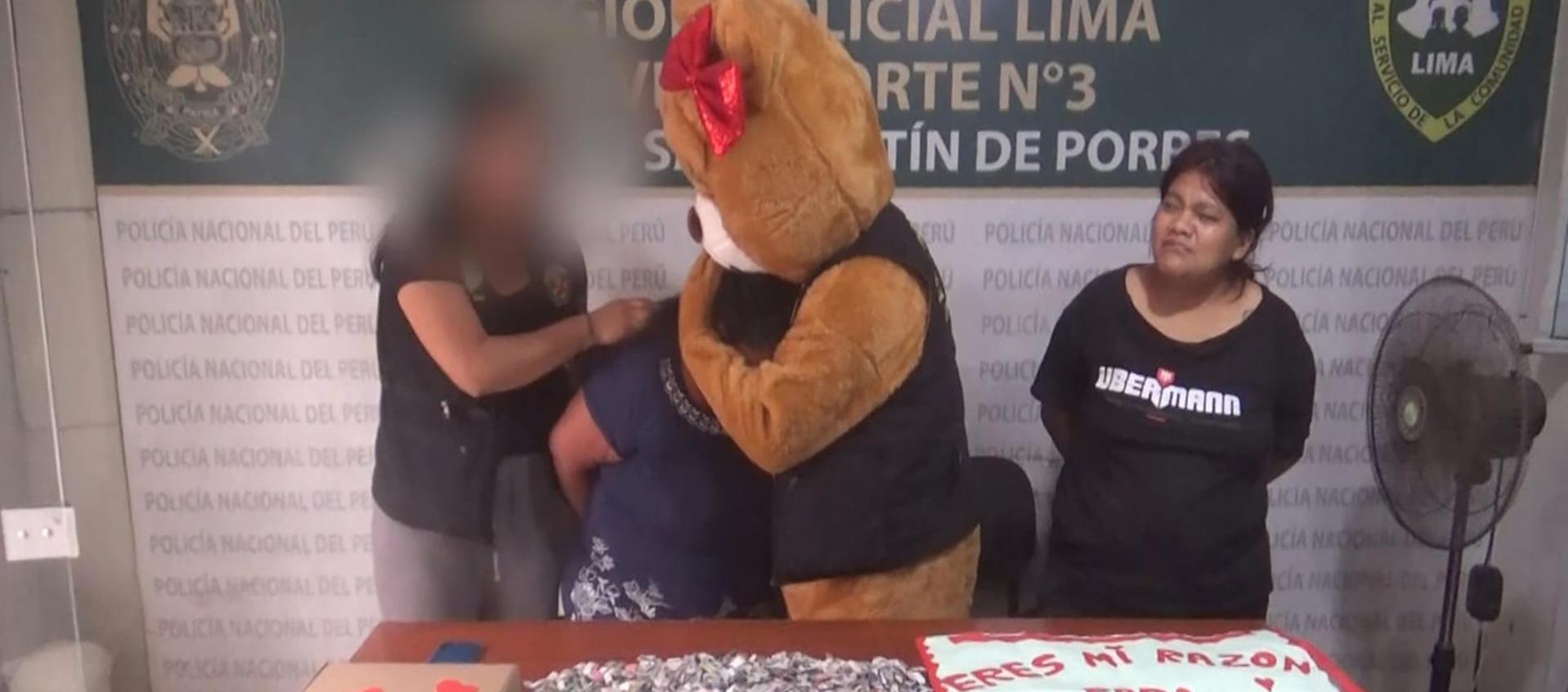 El policía encubierto con las dos capturadas