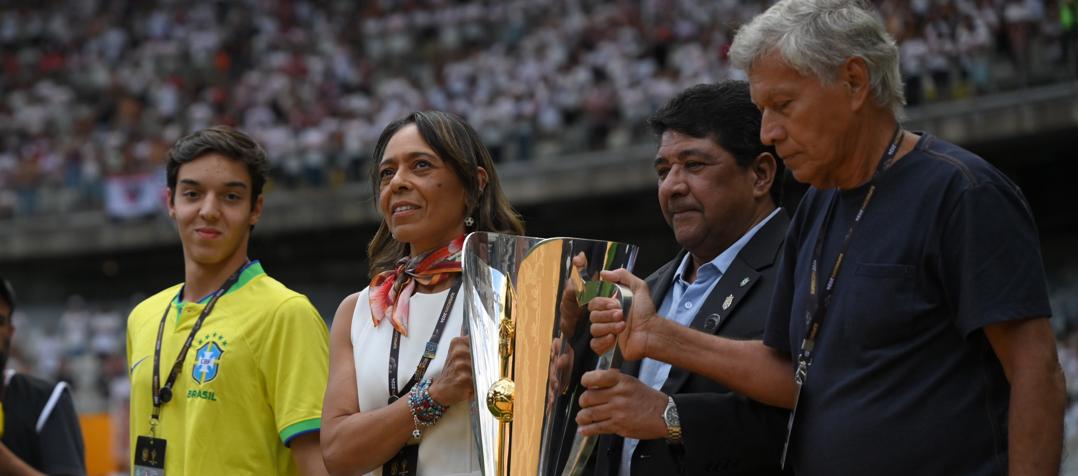 Flavia Kurtz, hija de Pelé, ingresa a la cancha con el trofeo de la Supercopa.