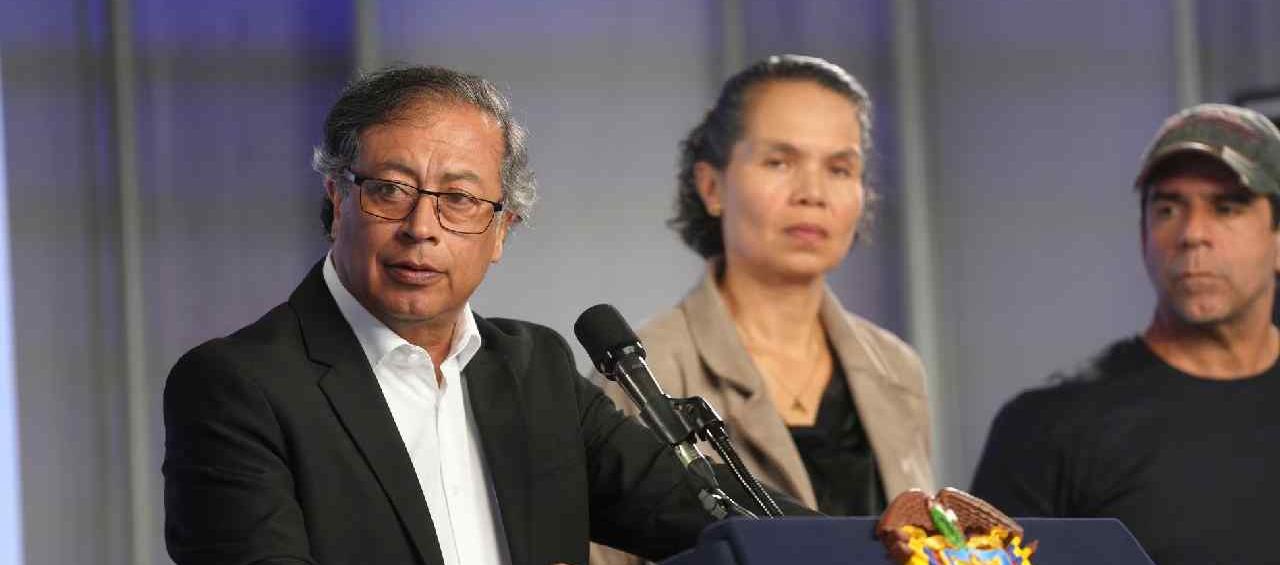 El Presidente Petro junto a la ministra del Deporte, Astrid Rodríguez, y el alcalde Alejandro Char.