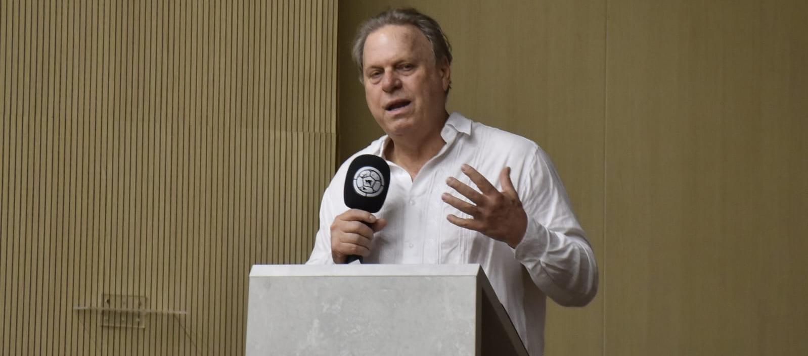 Ramón Jesurun, presidente de la FCF, durante su discurso. 