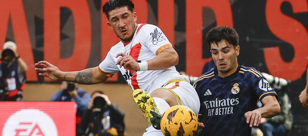 Brahim Díaz, del Real Madrid, disputa la pelota con Luis Espino. 