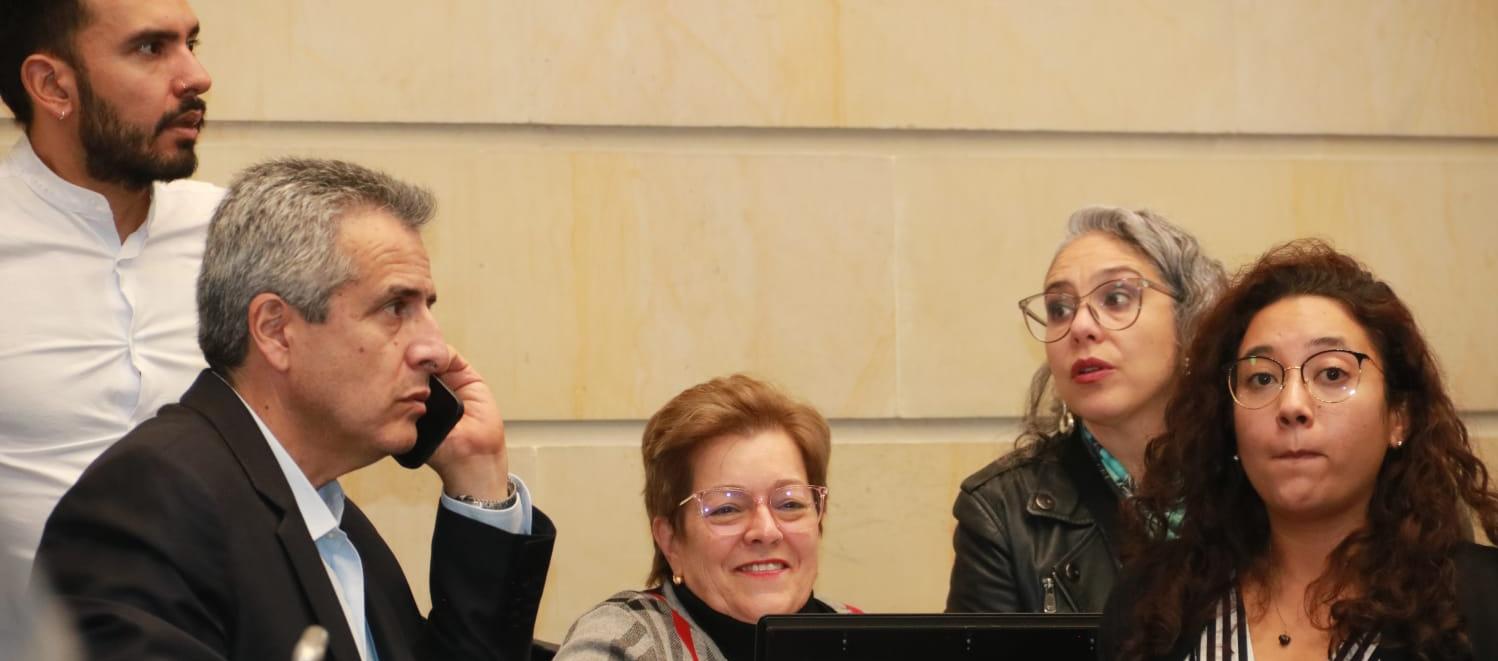 La MinTrabajo, Gloria Inés Ramírez, con el MinInterior, Luis Fernando Velasco, y la senadora Maria José Pizarro