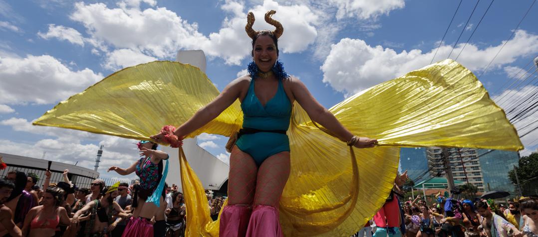 Integrante de la comparsa callejera llamada 'Cornucópia Desvairada' desfilando por las calles de Sao Paulo. 