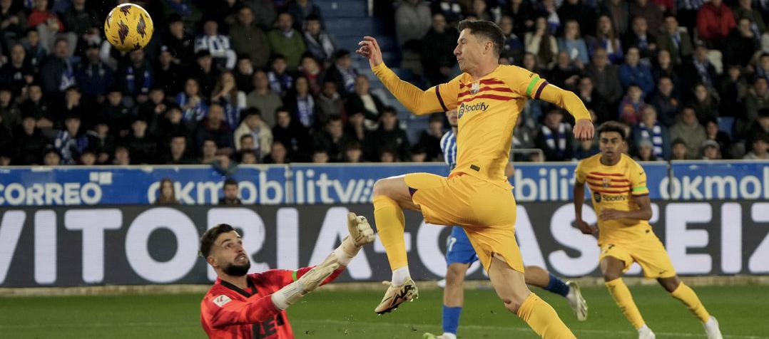 Acción en la que Robert Lewandowski marcó el primer gol del Barcelona.  