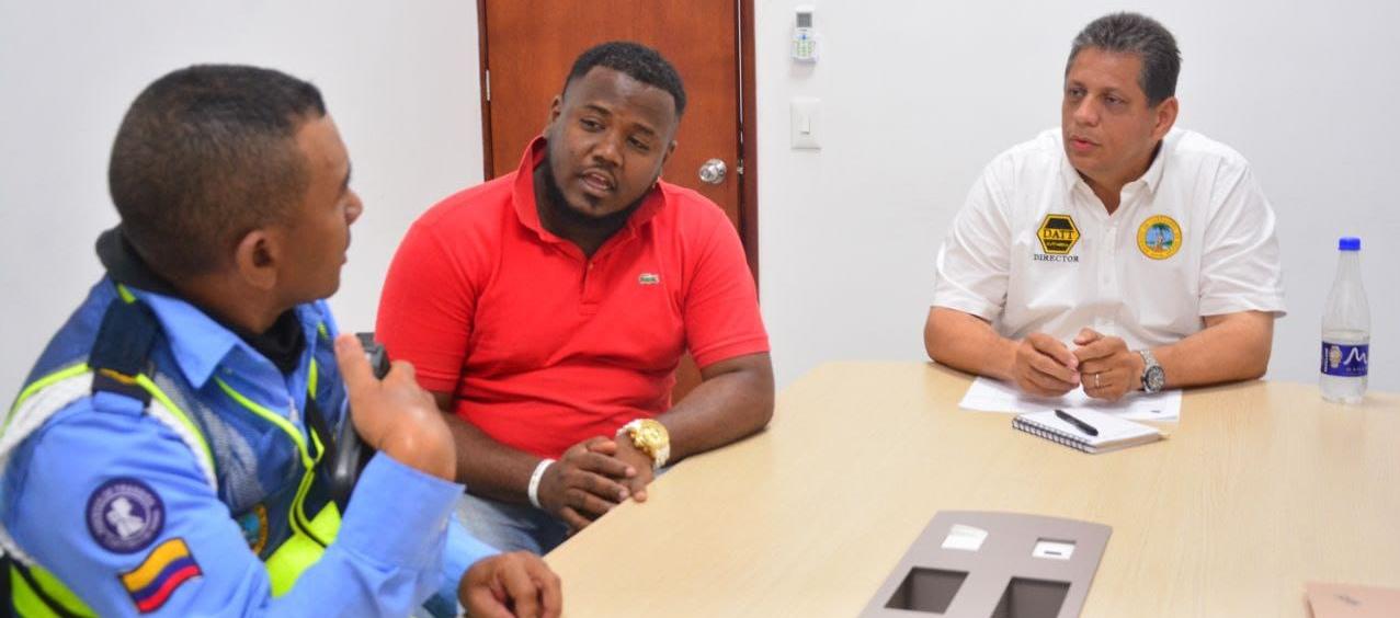 El taxista Euclides Correa con un inspector del Datt y el director, José Ricaurte