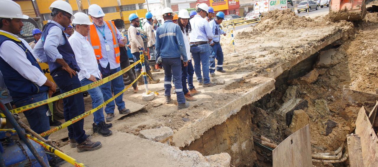 El alcalde Dumek Turbay en los terrenos que se deslizaron en el barrio Ceballos, epicentro de la emergencia por agua