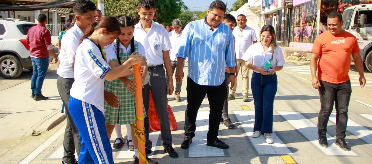 El alcalde Edinson Palma con estudiantes del tramo vial habilitado este jueves