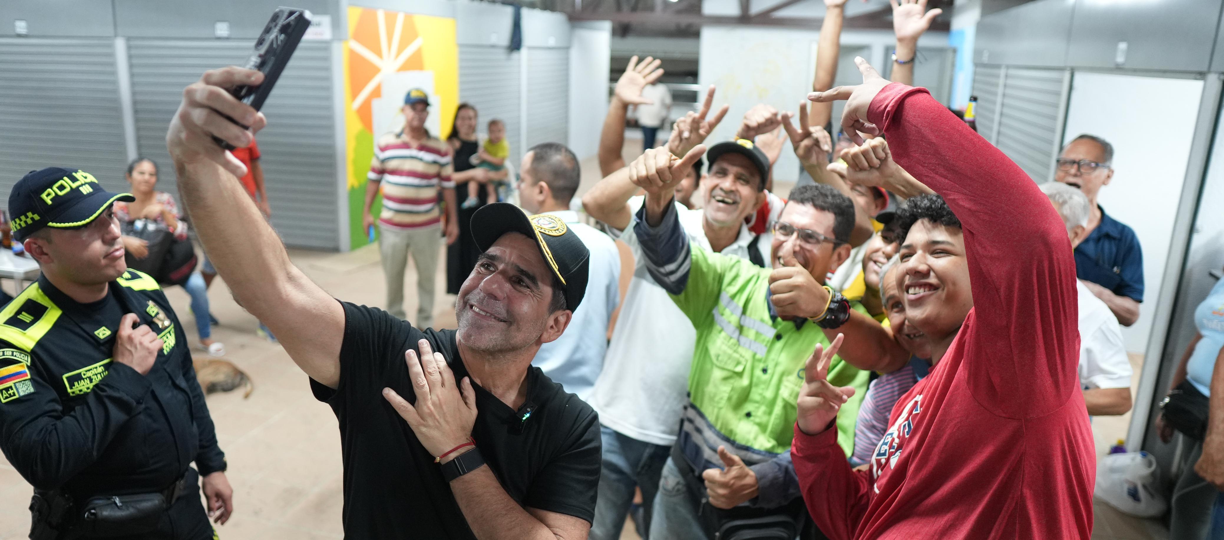 ¡La primera selfi en la Esquina del Marquetero! les dijo el alcalde Alex Char a los vendedores beneficiados