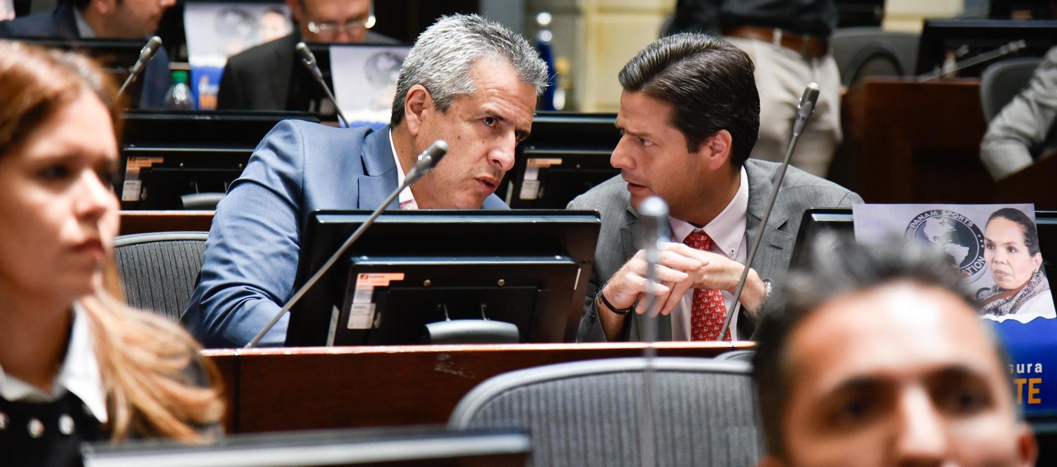 Luis Fernando Velasco, ministro del Interior, con Mauricio Gómez, citante a la moción de censura a Astrid Rodríguez. 