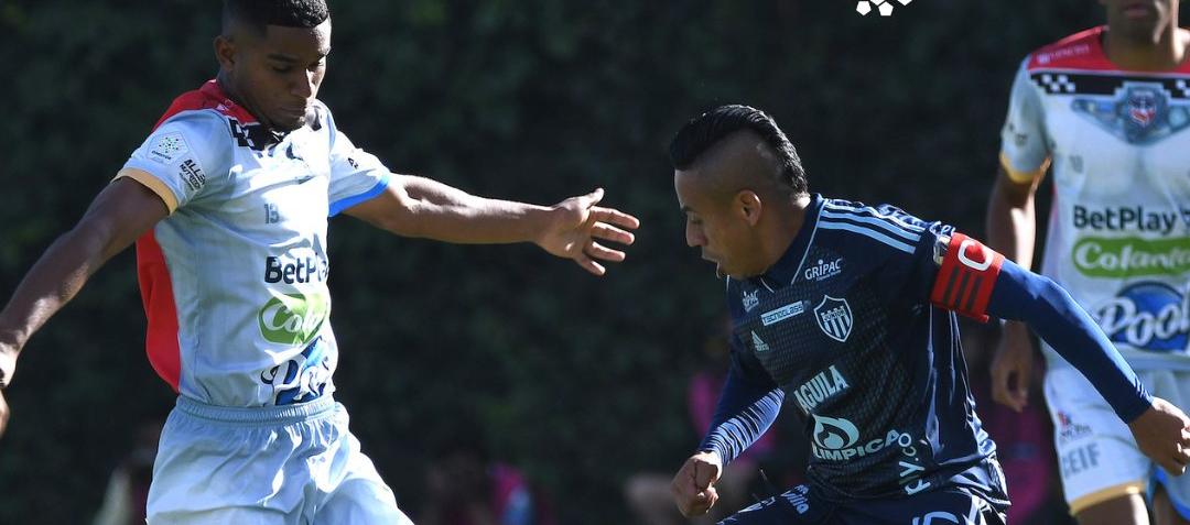 Vladimir Hernández intenta sobrepasar la marca de Ronaldo Pájaro. 