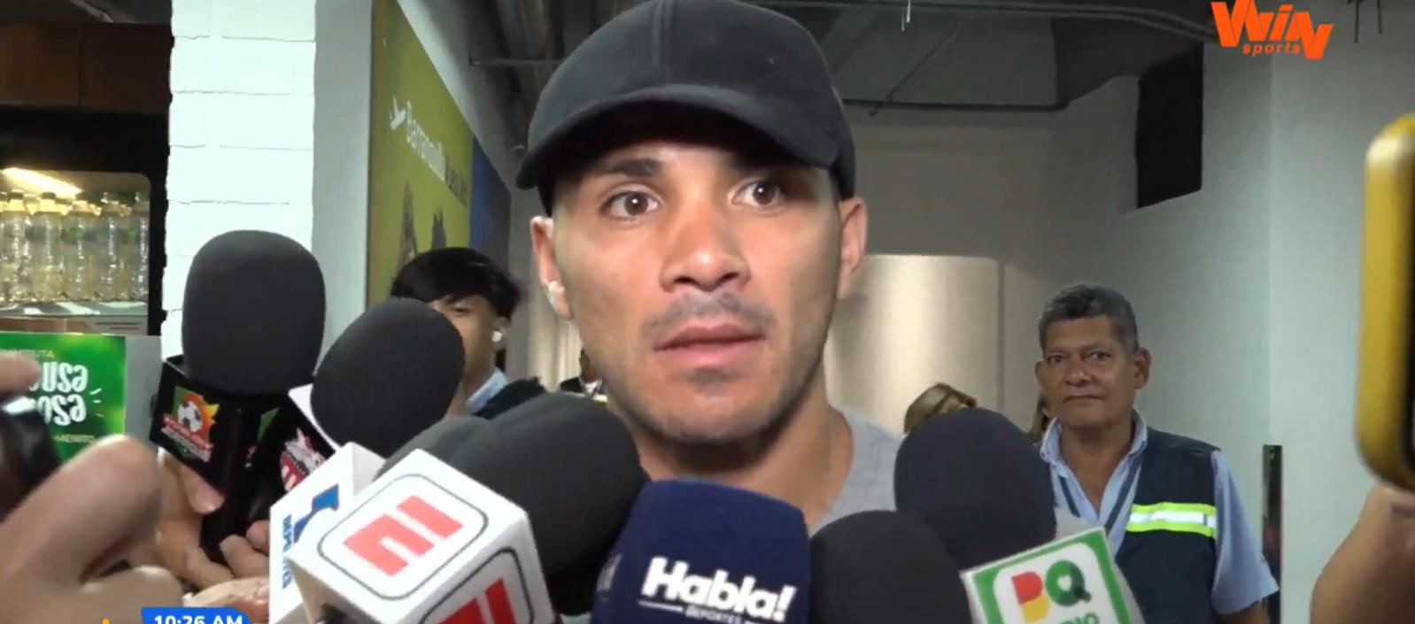 El defensa central argentino Nicolás Zalazar atendió a los periodistas al llegar a Barranquilla. 