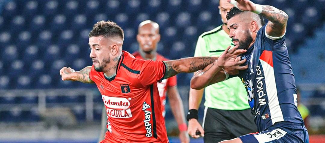 El argentino Rodrigo Holgado protege la pelota ante la marca de un jugador de Alianza FC. 