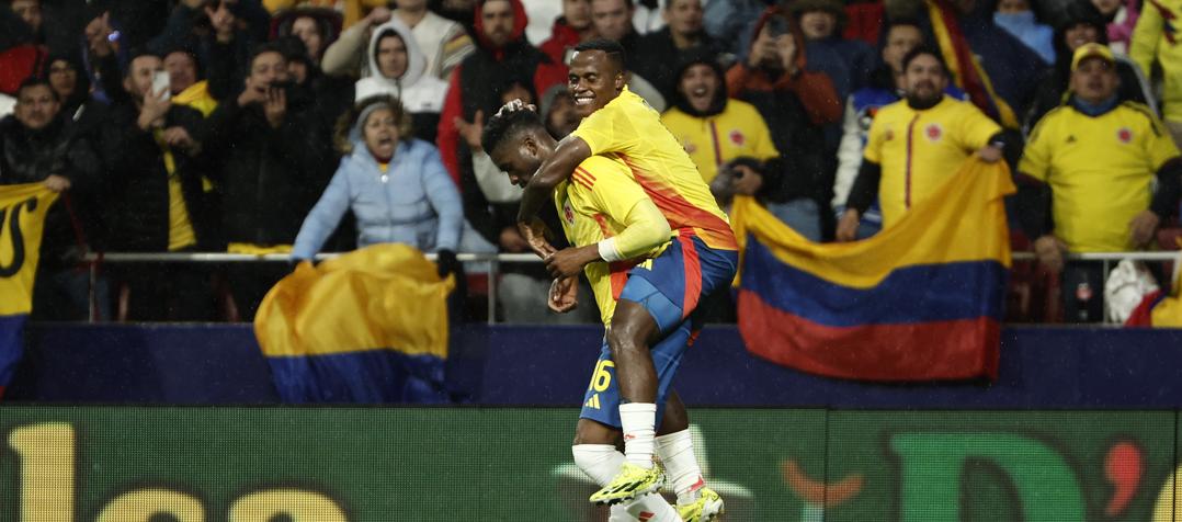 Jhon Arias celebra con Jefferson Lerma su gol contra Rumania. 
