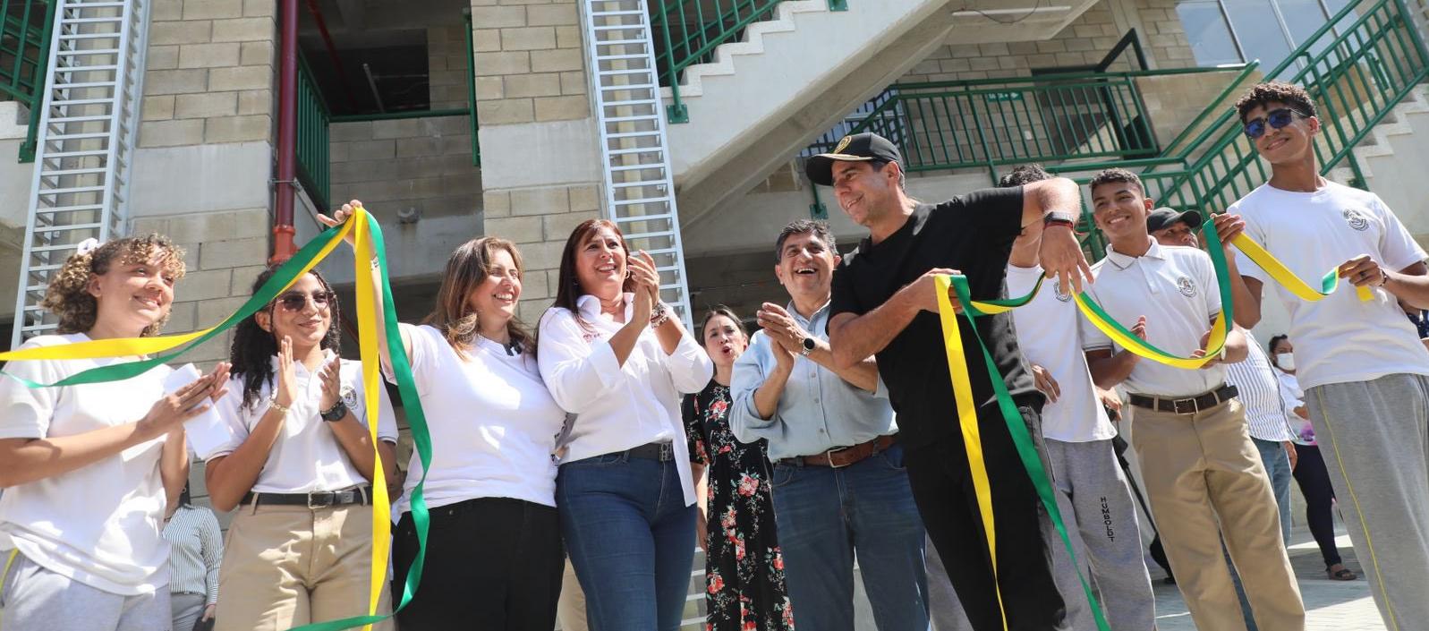 El alcalde cortó la cinta para inaugurar la nueva infraestructura. 