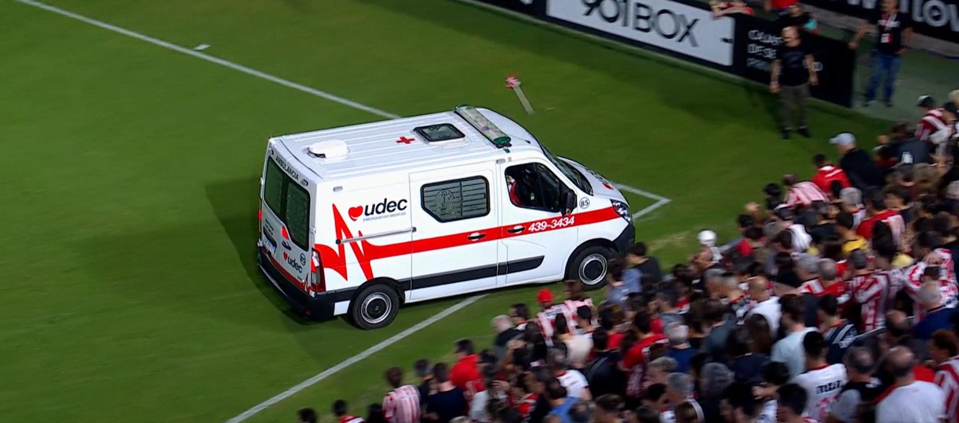 El jugador fue sacado de la cancha en una ambulancia.