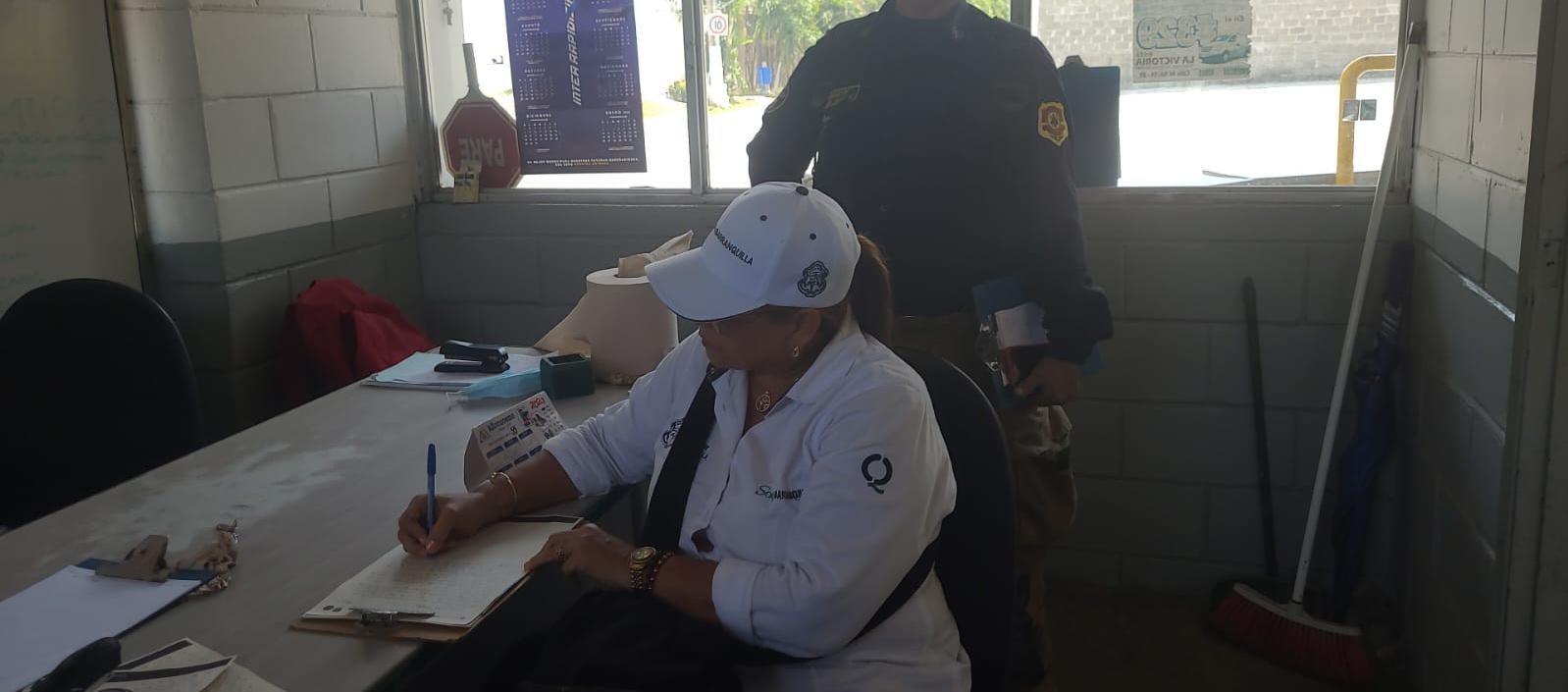 Autoridades en el lugar de la emergencia en Cannon.