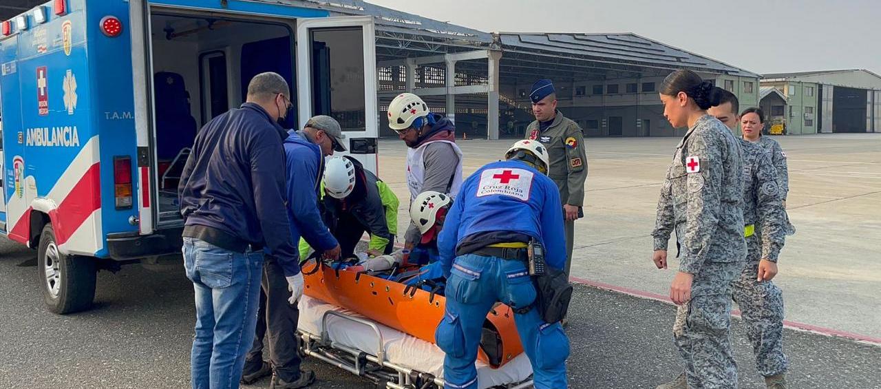 Julio Bermúdez fue trasladado en camilla luego de ser rescatado.