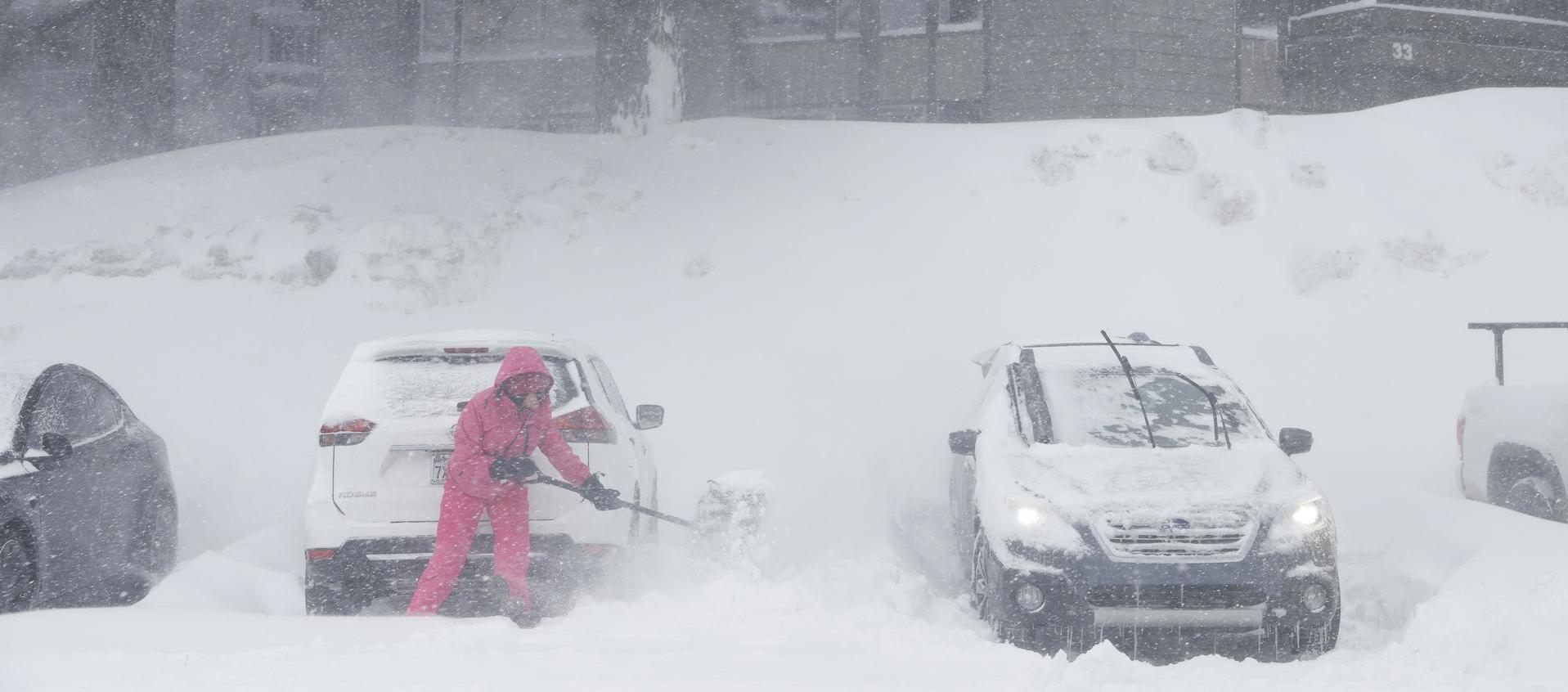 Más de 40.000 personas se han quedado sin electricidad por la nevada.