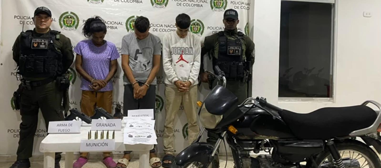 Los tres capturados en el operativo. 